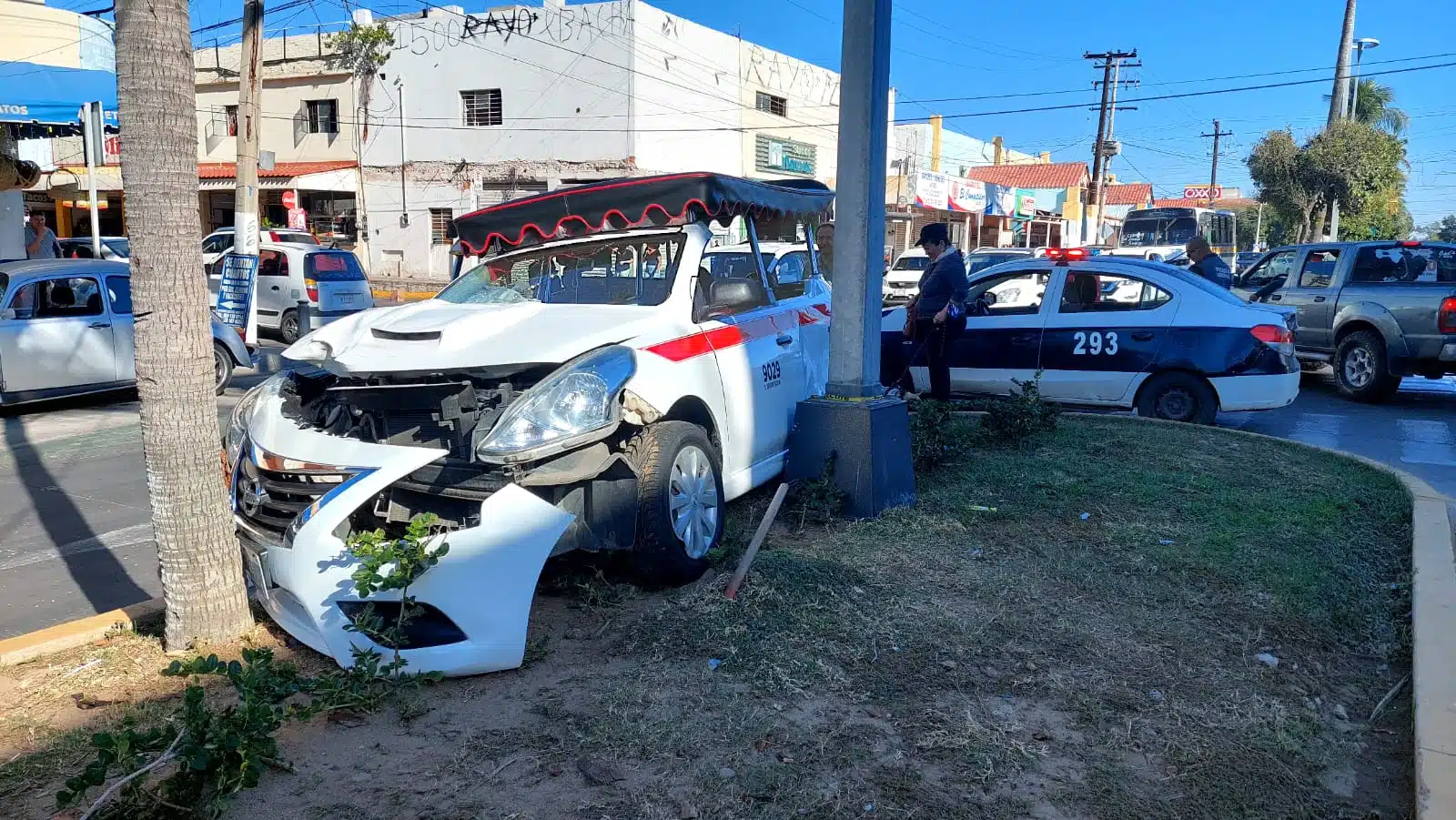 Vehículo con daños en la parte delantera encima del camellón