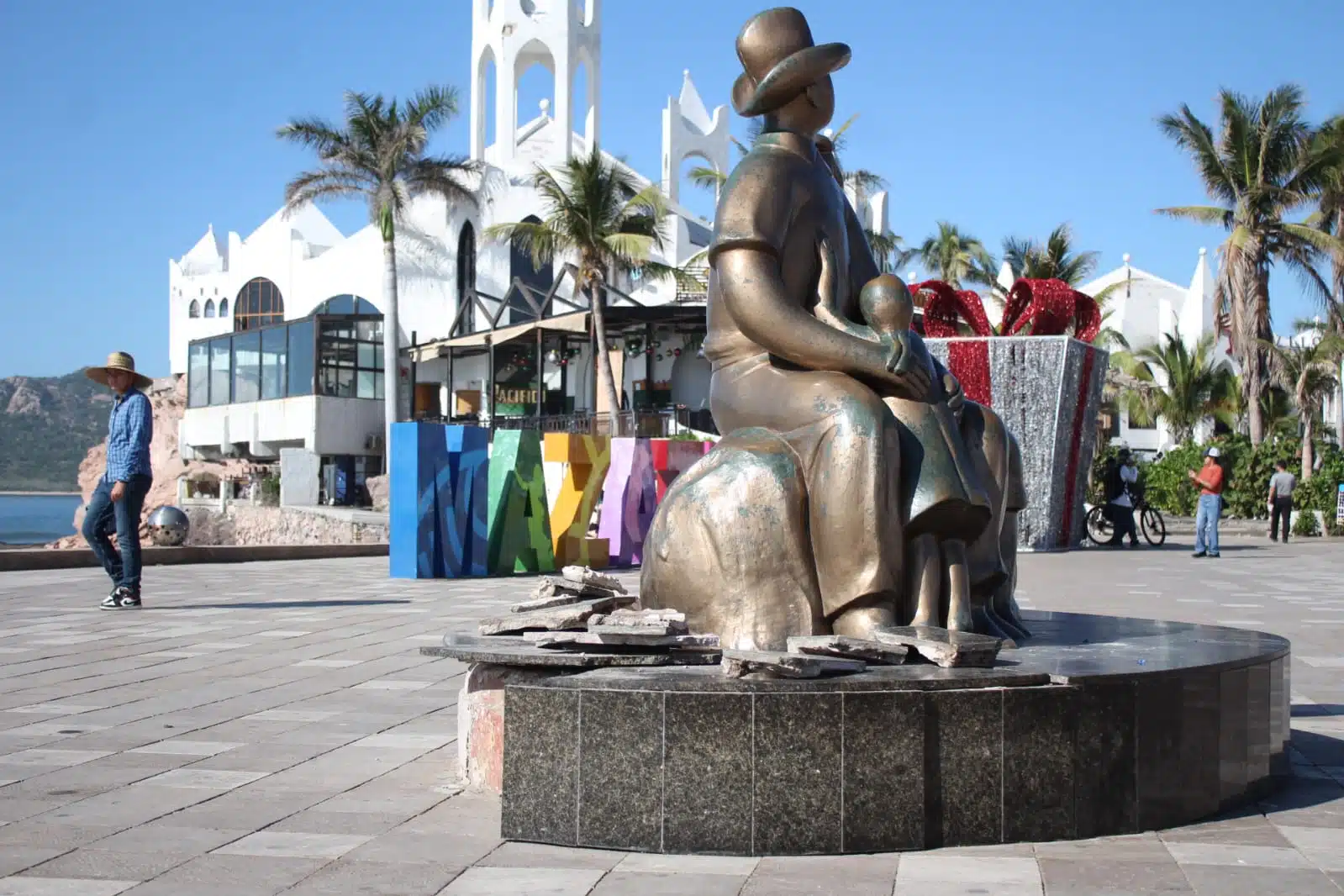 Monumento A la Familia con daños en su infraestructura