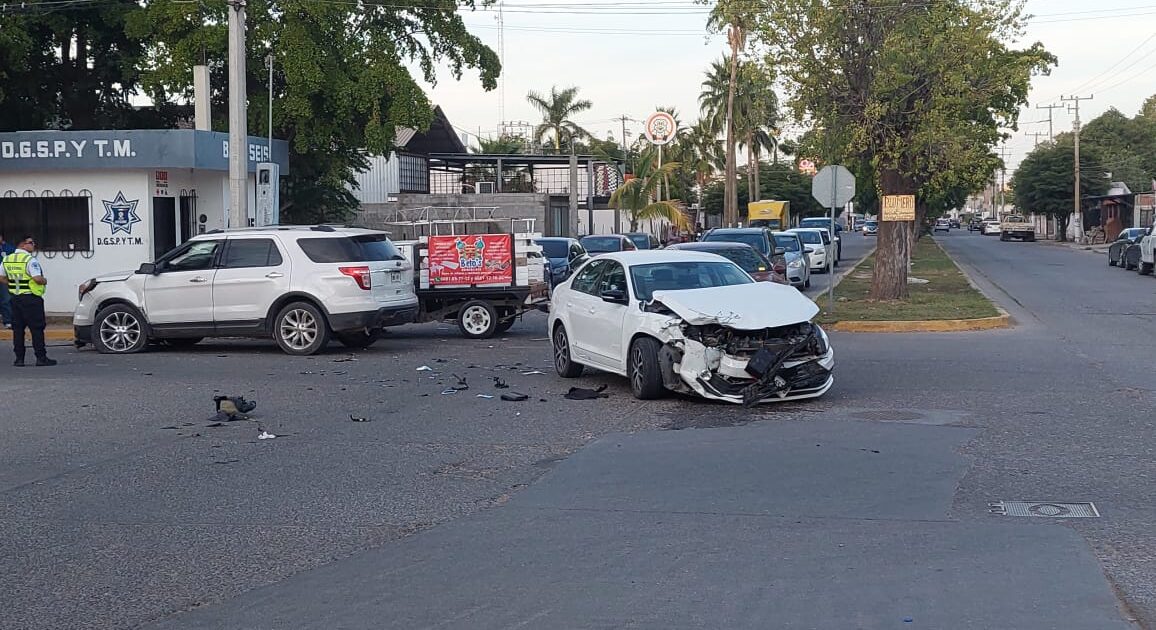 Dos Lesionados Y Miles De Pesos En Daños Tras Aparatoso Accidente En La 12 De Octubre Los 6880