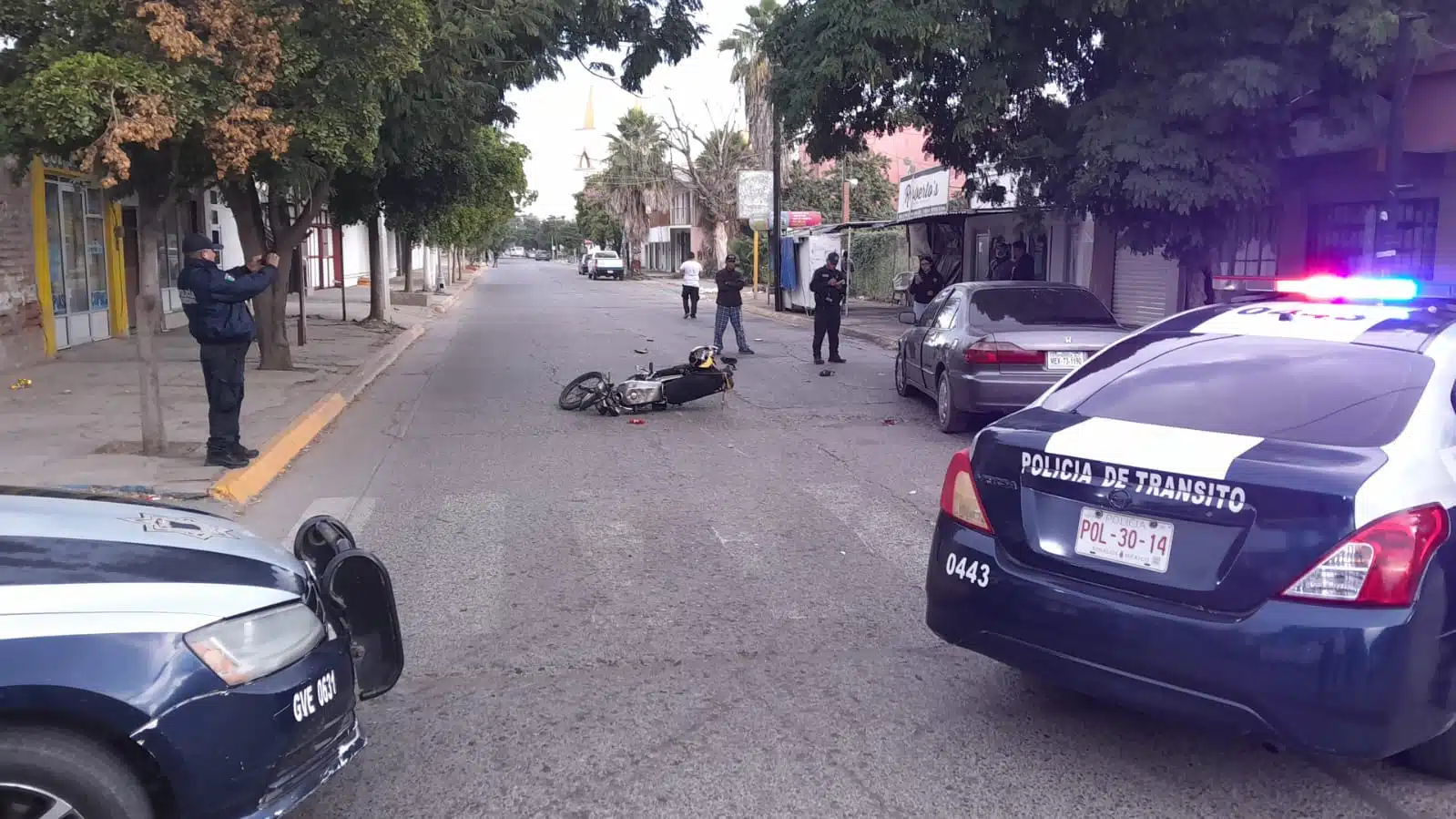 Autoridades en el lugar donde ocurrió el accidente vial