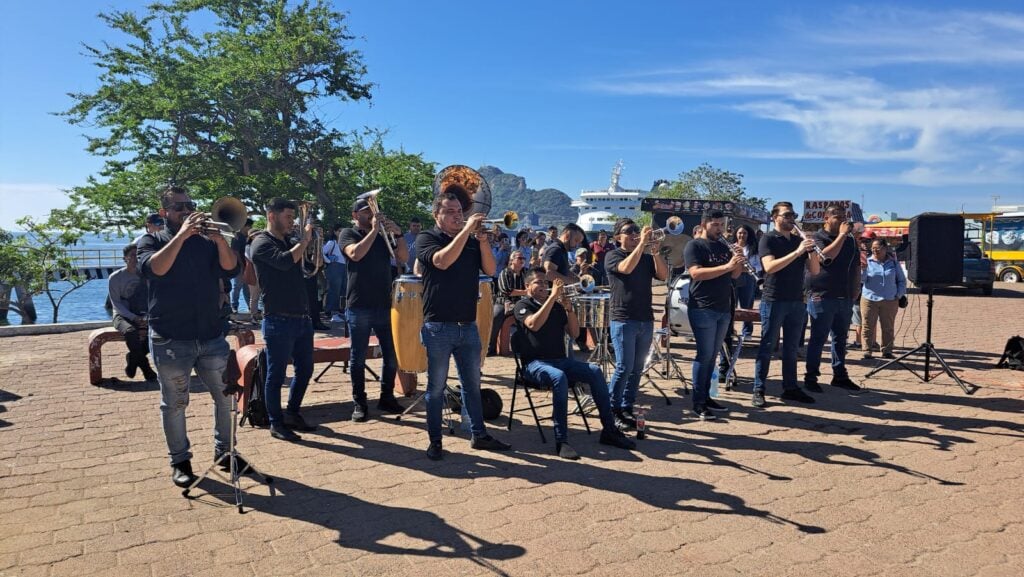 Arreglos florales y banda en vivo tocando las Mañanitas en el altar de la Virgen de Guadalupe en La Puntilla