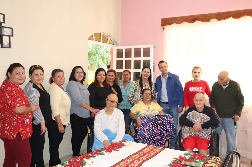 Entrega de regalos navideños en el asilo San Francisco de Asís