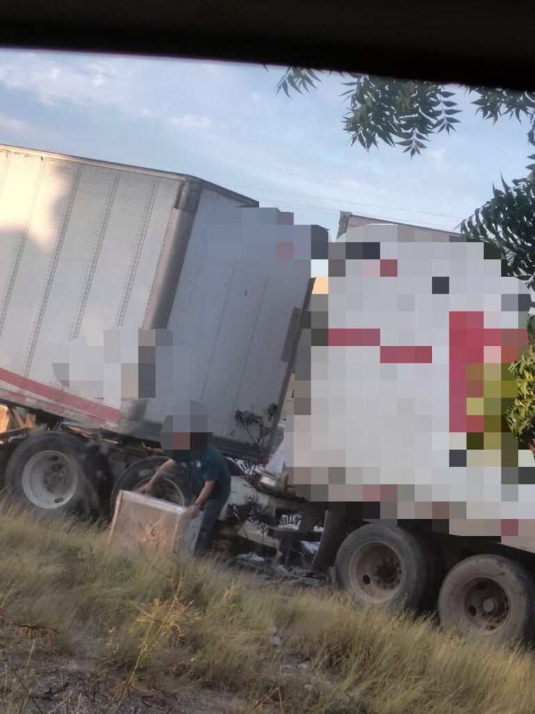 Rapiña de muebles en la autopista Mazatlán-Culiacán.