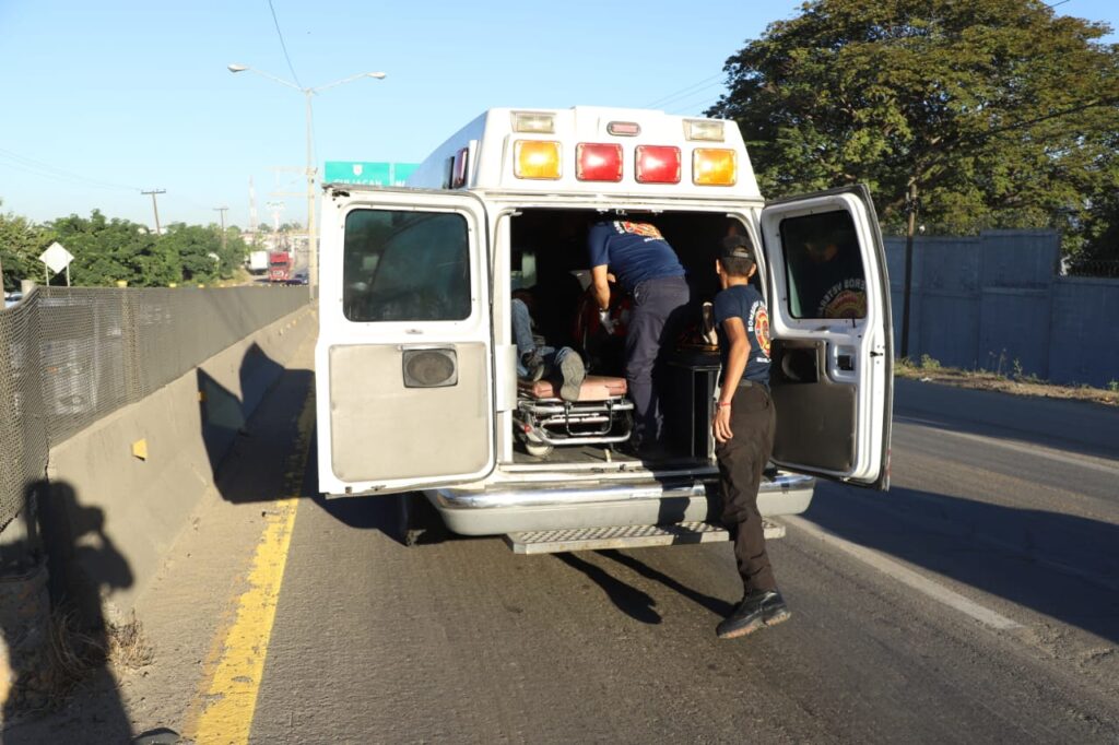 paramédicos atendiendo a lesionados en ambulancia