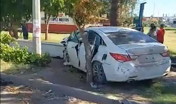 Carro choca contra cerco de primaria