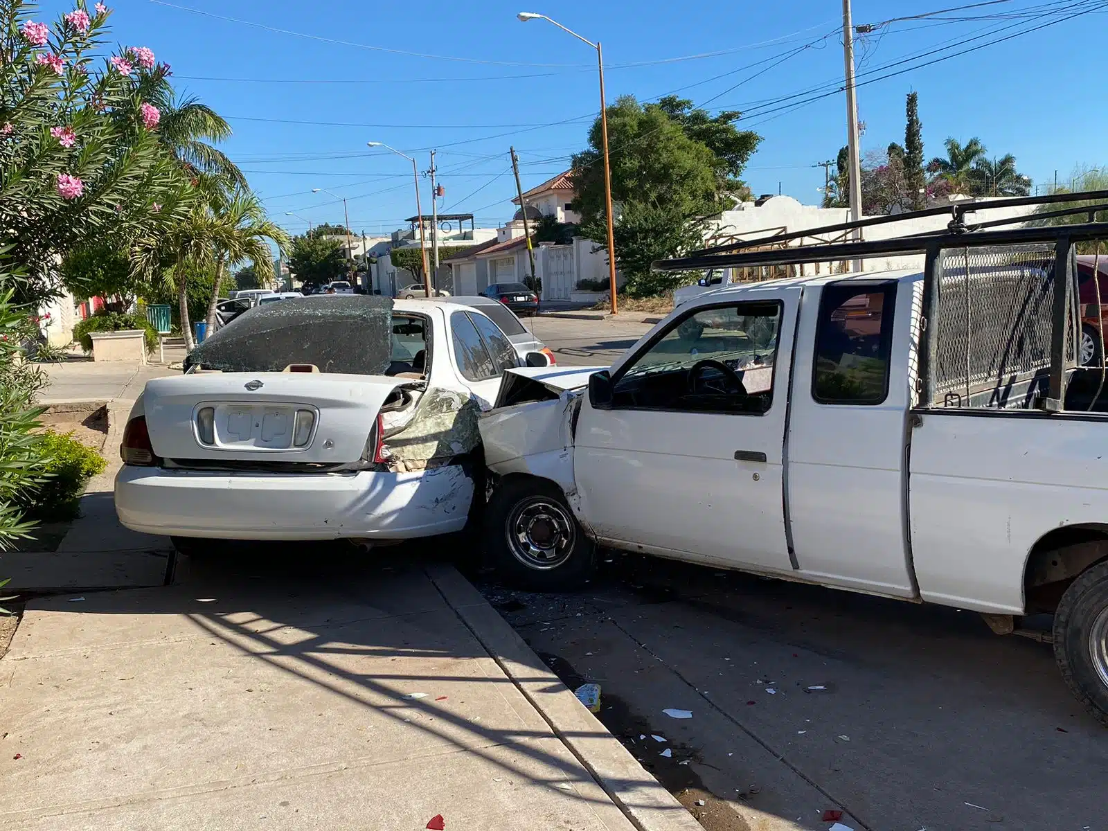 camioneta choca a automóvil estacionado