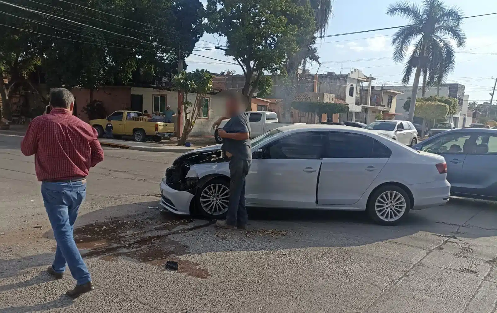 Automóvil color blanco con el frente chocado