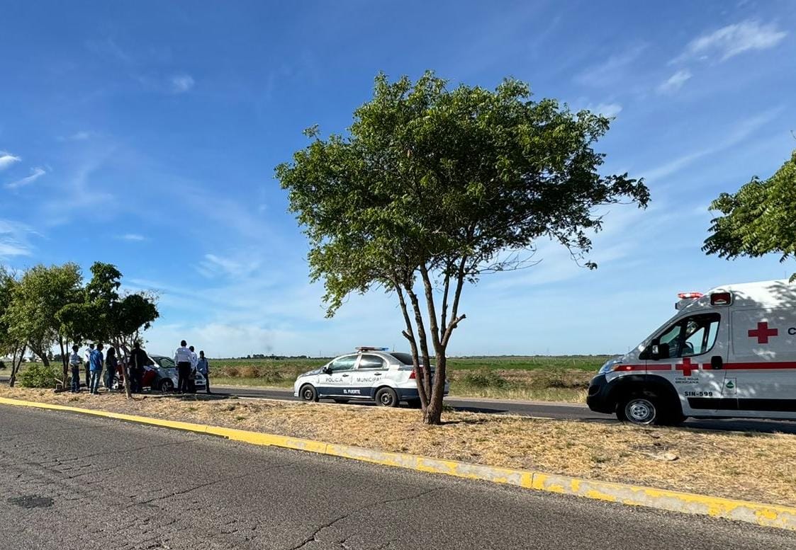 Automóvil gris tras accidente