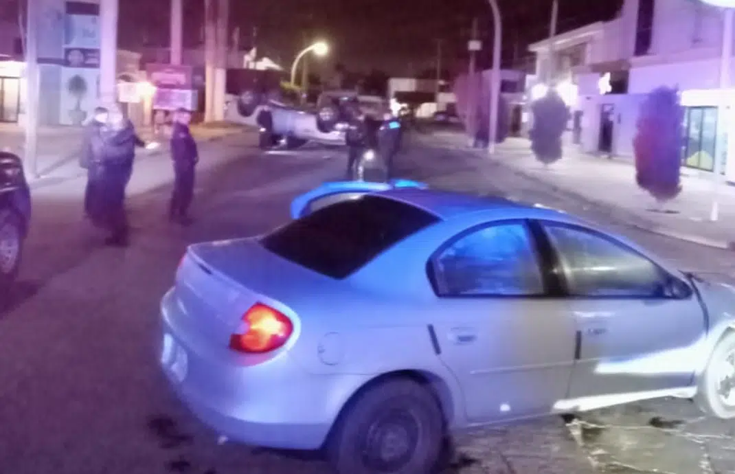 Accidente provoca volcadura en el sector Centro de Los Mochis