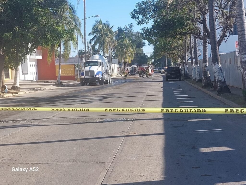 Cierran tramo de la avenida Cruz Lizárraga por derrame de combustible en Mazatlán