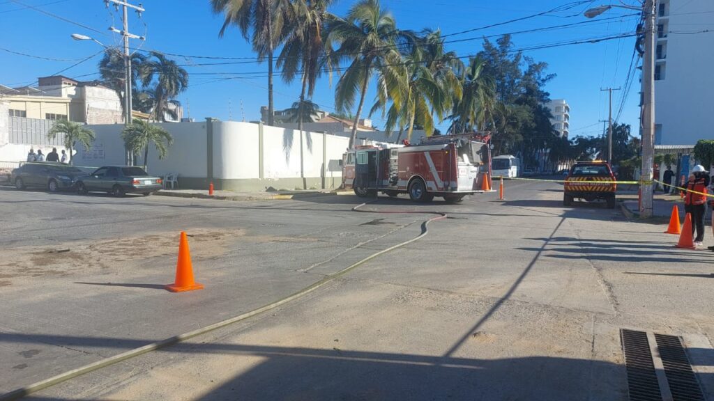 Cierran tramo de la avenida Cruz Lizárraga por derrame de combustible en Mazatlán