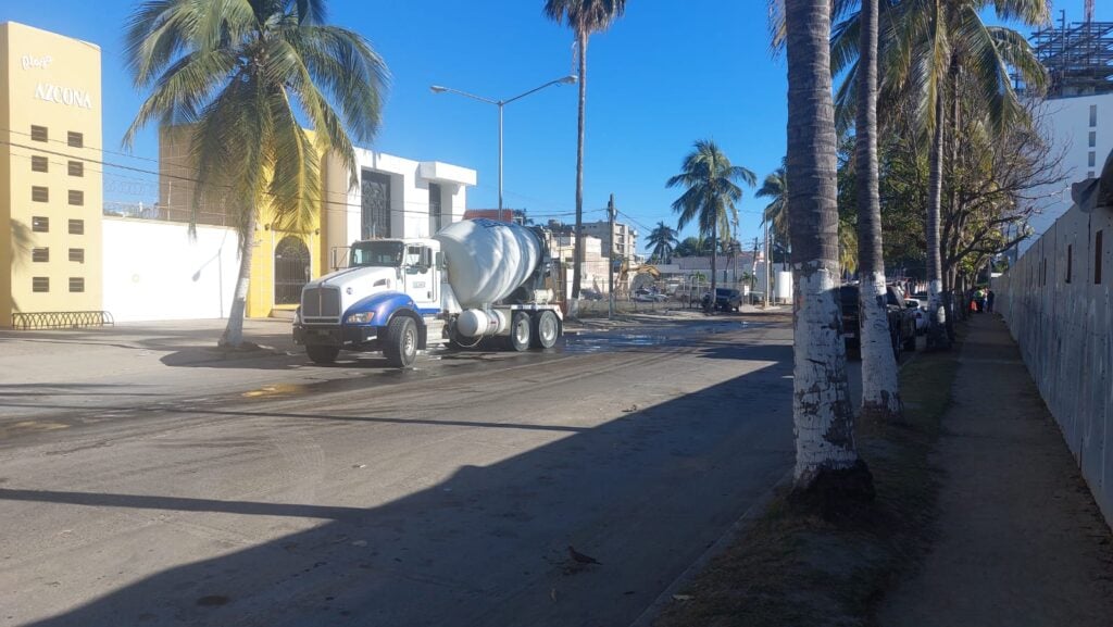 Cierran tramo de la avenida Cruz Lizárraga por derrame de combustible en Mazatlán