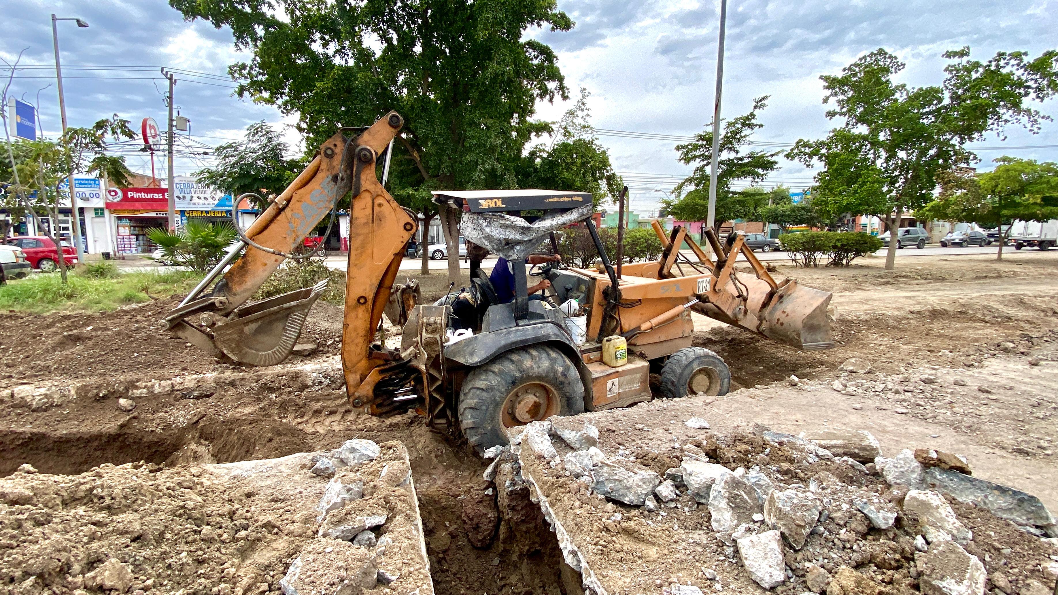 Tractor en obras de alcantarillado