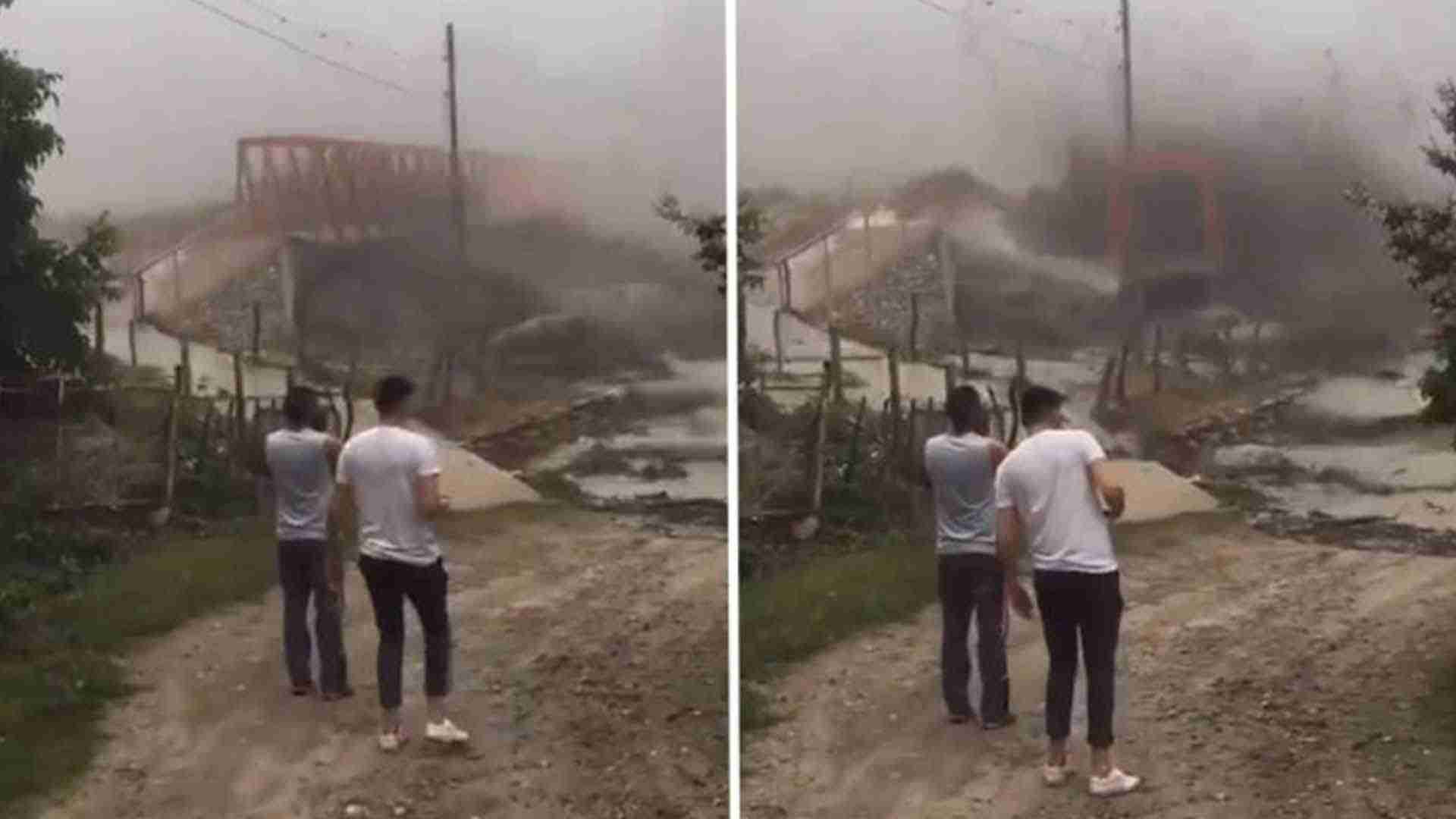 derrumbe del puente causado por una crecida del río Ambato