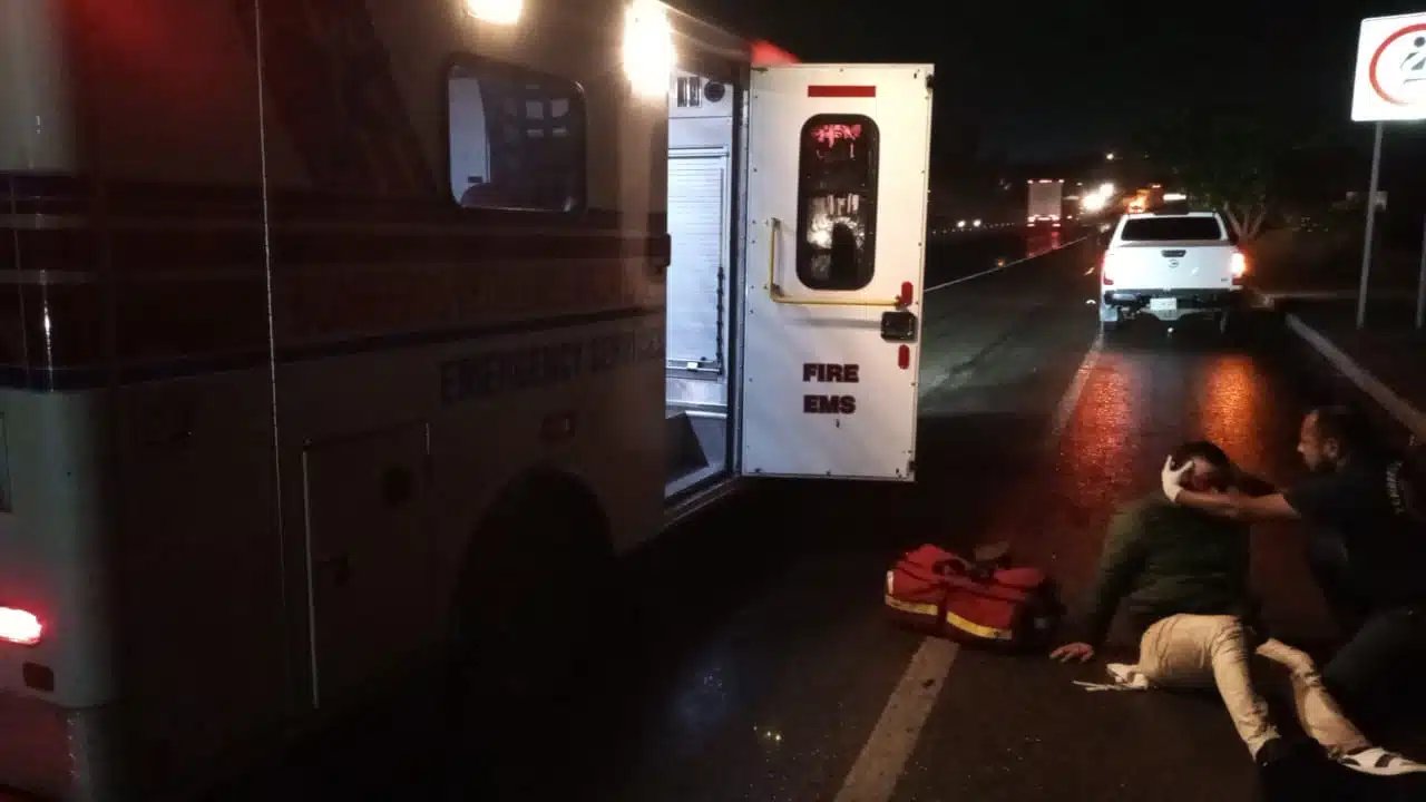 Paramédico atiende a motociclista accidentado