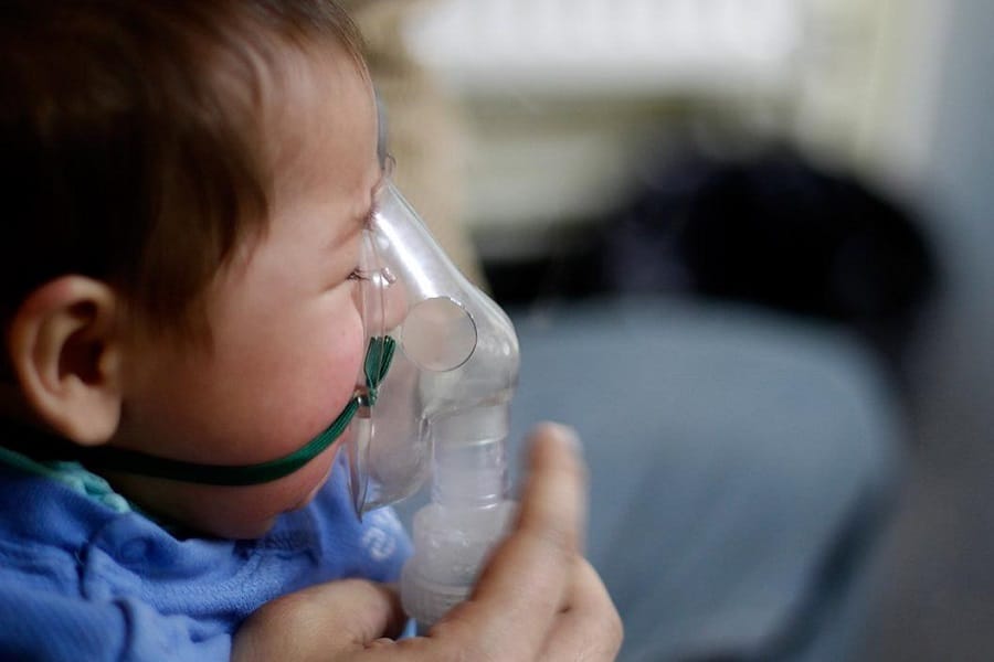 Bebe con aparato respiratorio