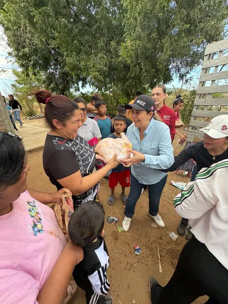 Familias de la invasión San Antonio en Mazatlán reciben apoyo de DIF Mazatlán.