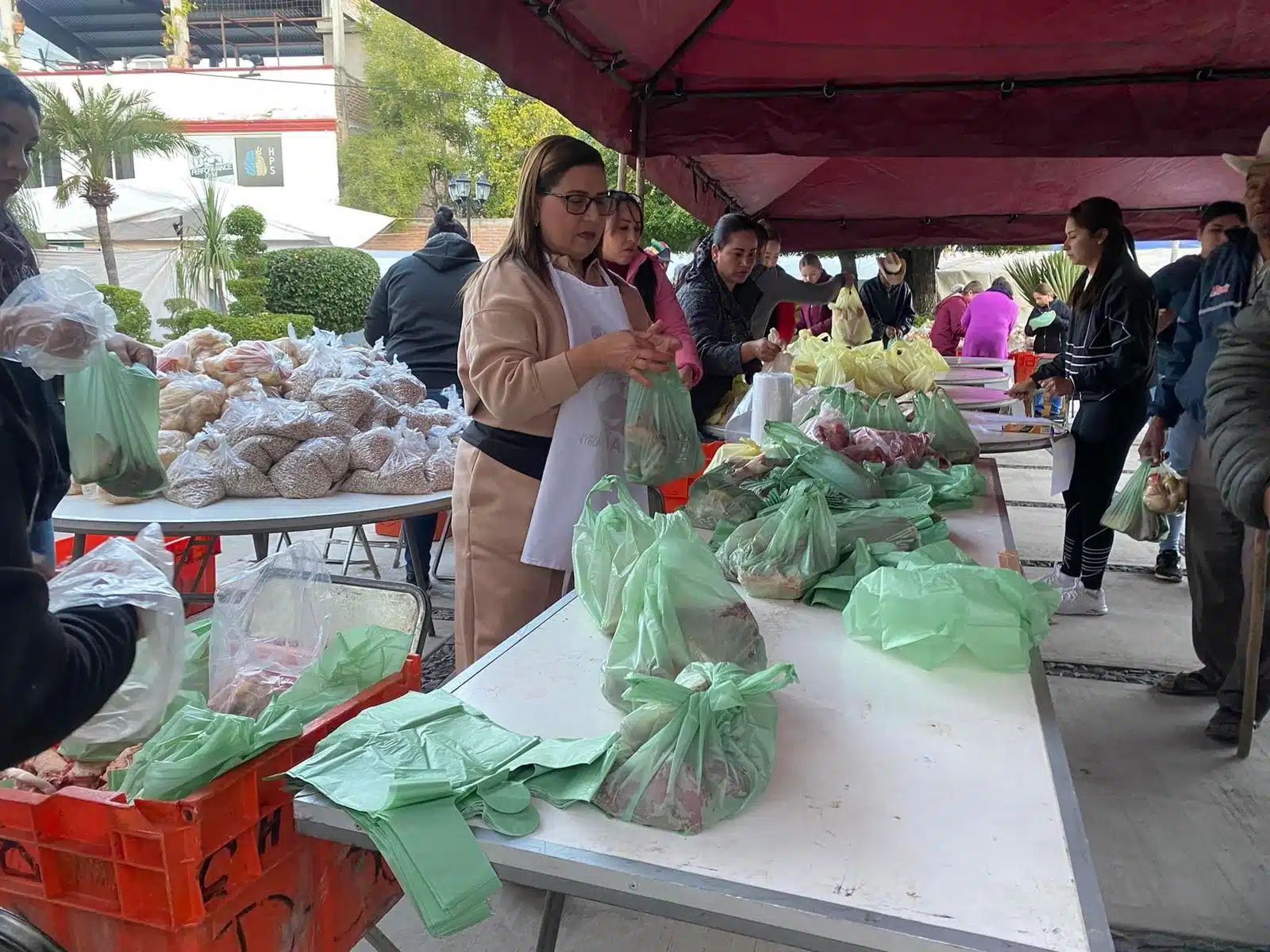 Funcionarios donan parte de su aguinaldo para regalar cenas en Choix