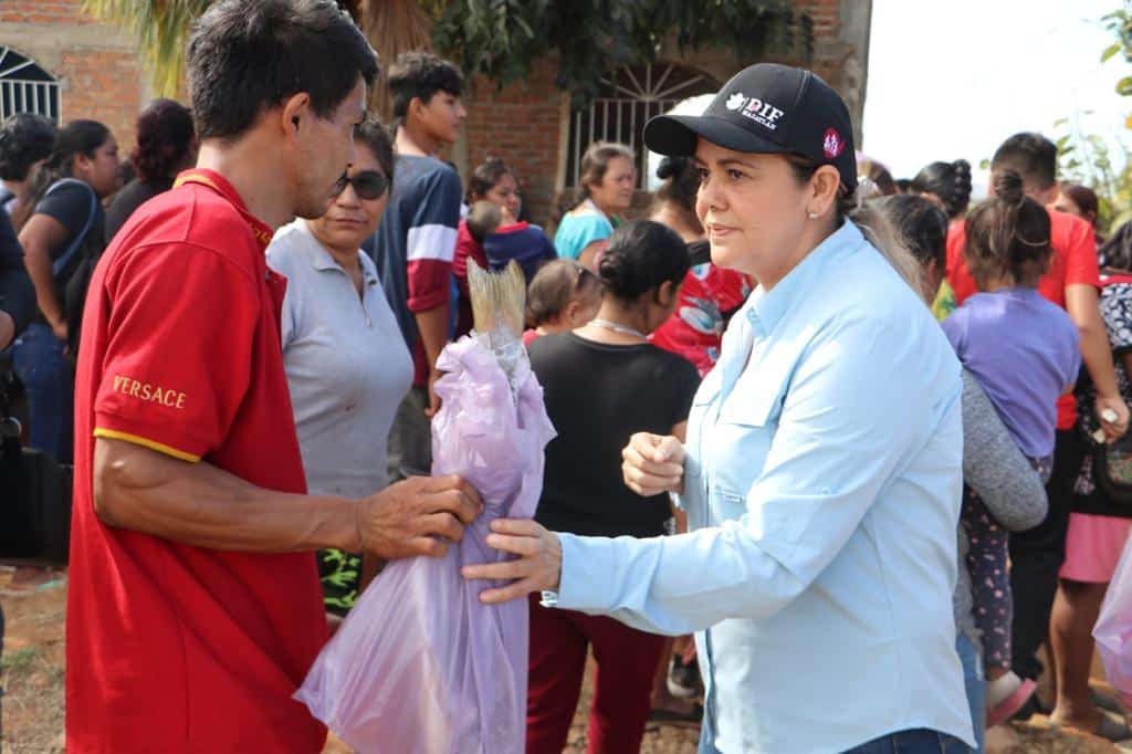 Familias de la invasión San Antonio en Mazatlán reciben apoyo de DIF Mazatlán.