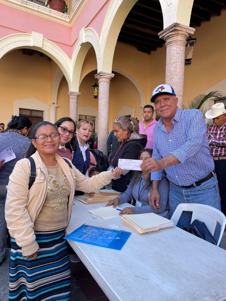 Gildardo Leyva Ortega, entregando apoyo economico