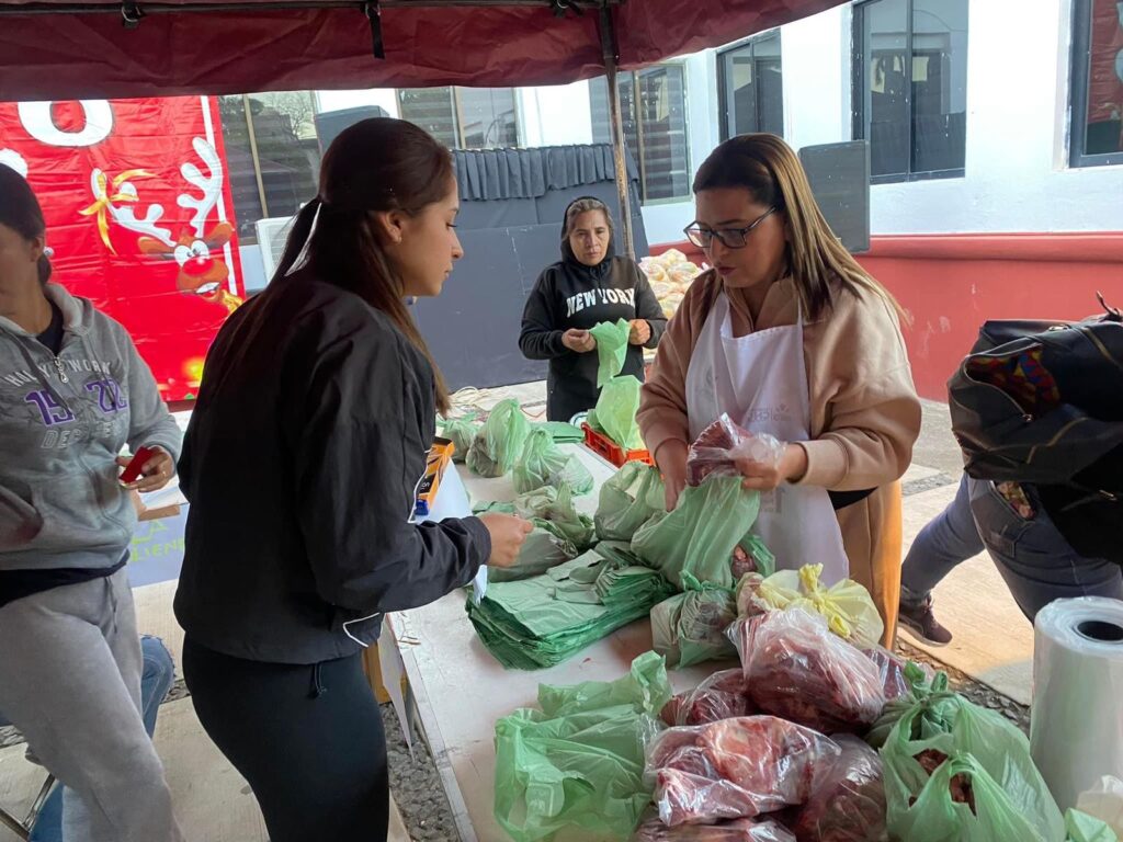 Funcionarios donan parte de su aguinaldo para regalar cenas en Choix