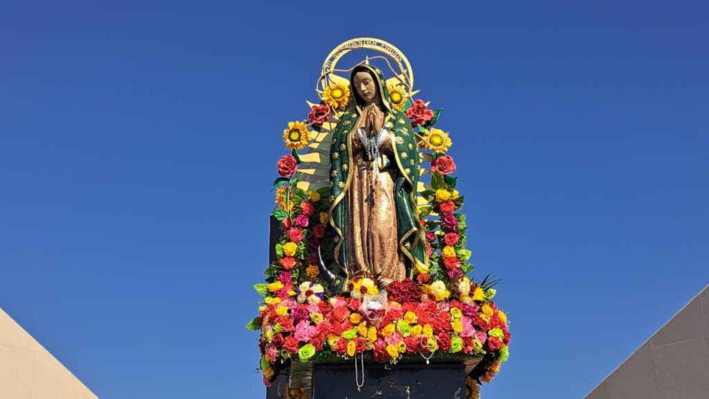 Arreglos florales y banda en vivo tocando las Mañanitas en el altar de la Virgen de Guadalupe en La Puntilla