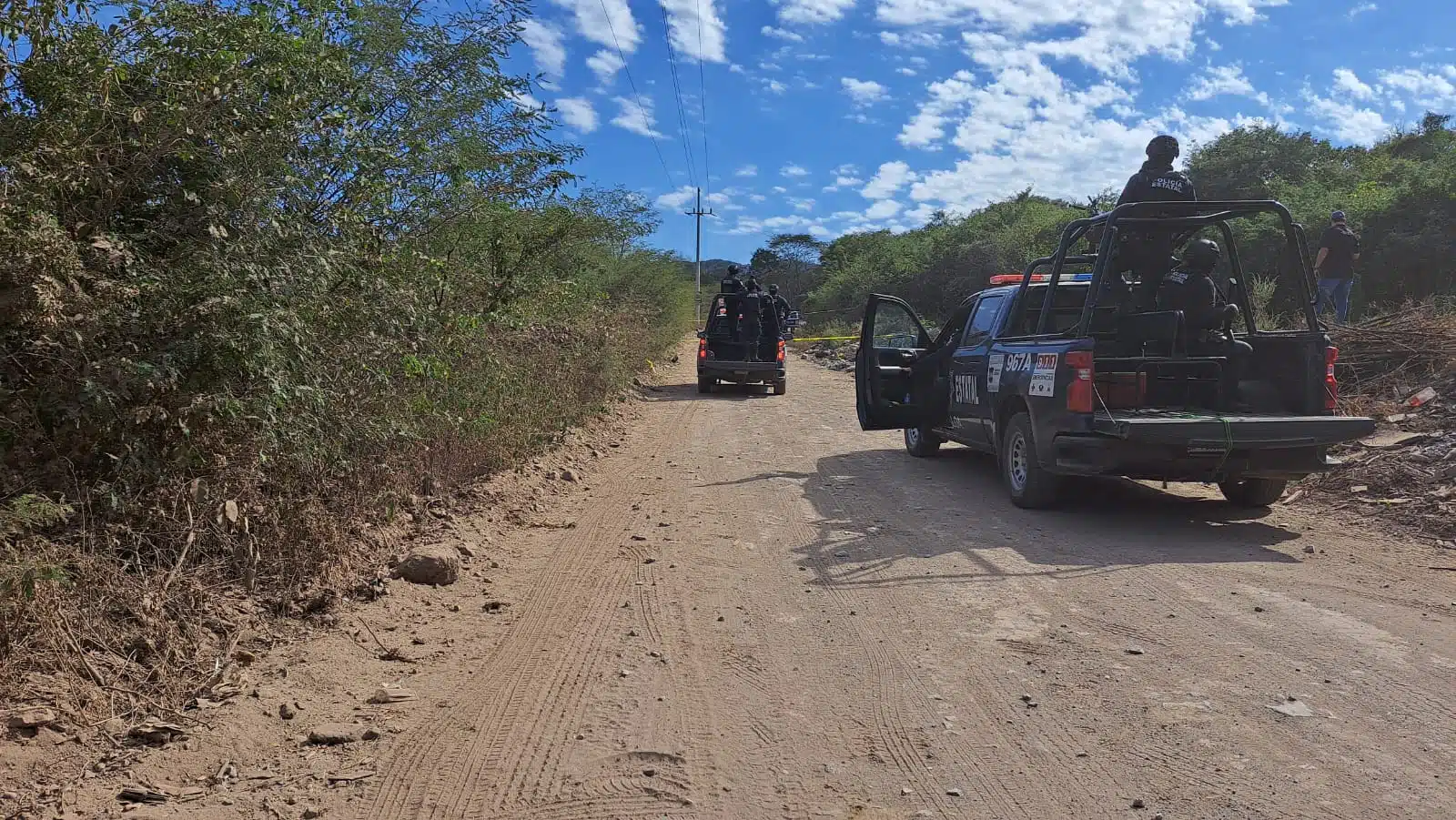 Policía Estatal en la zona donde fueron encontrados los cuerpos sin vida