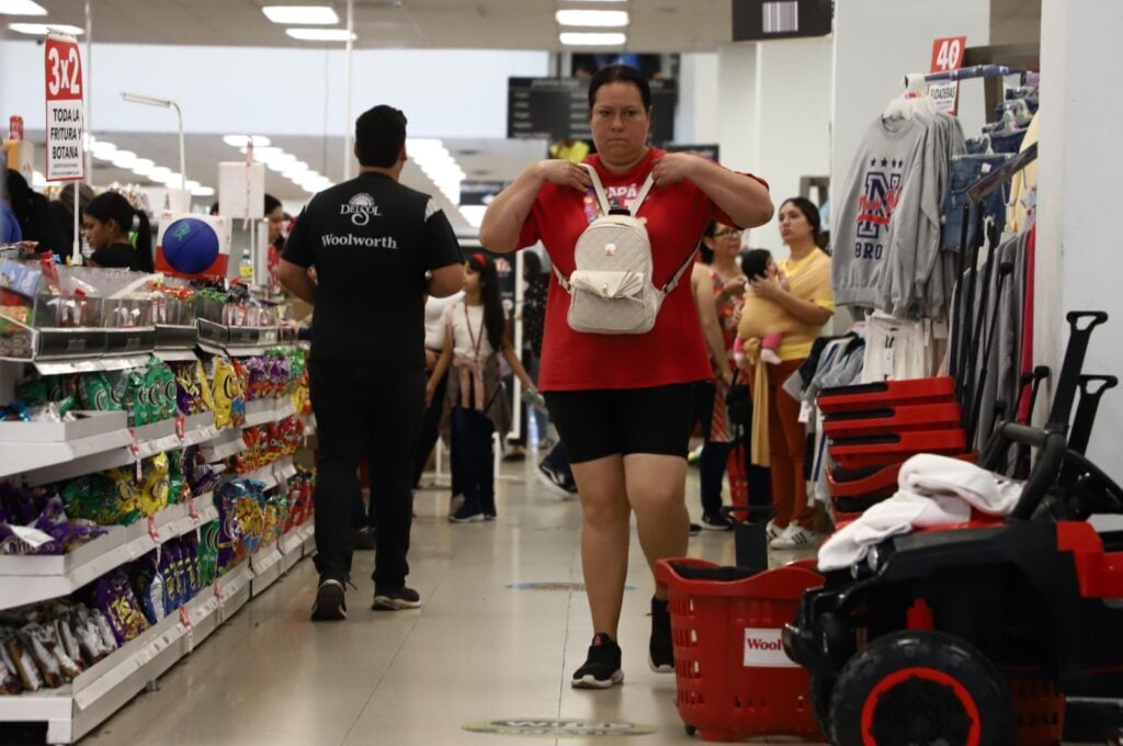 Culiacanenses realizando compras navideñas de última hora