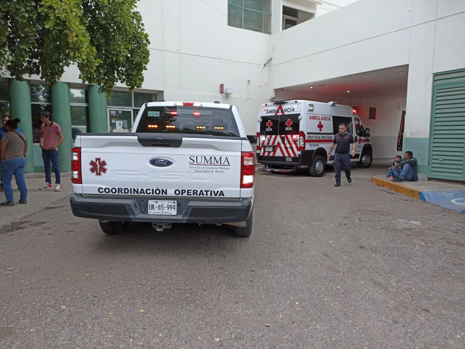 Ambulancia de la Cruz Roja y un vehículo de Summa a las afueras del Hospital General de Los Mochis