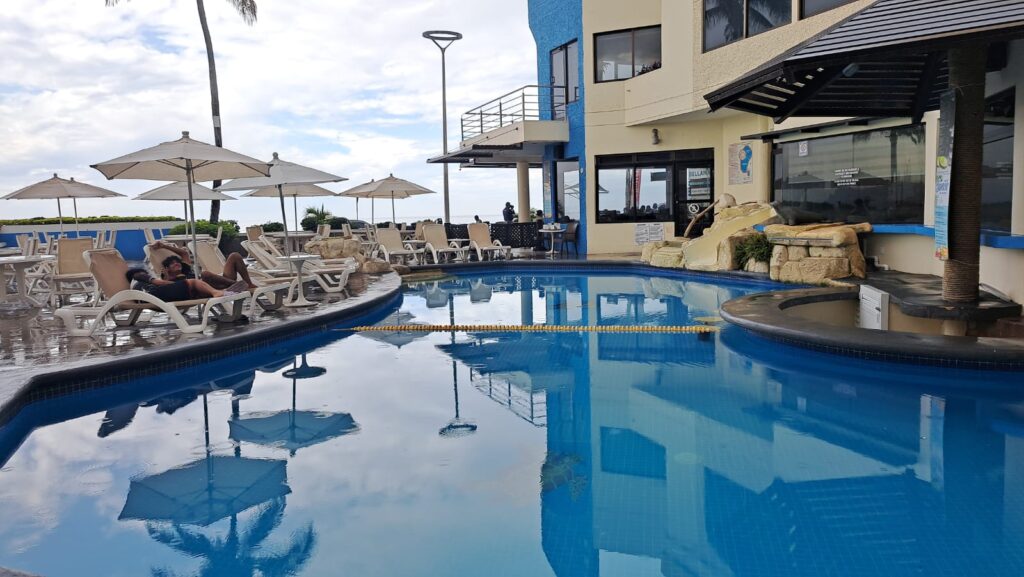 Área de piscina en hotel de Mazatlán