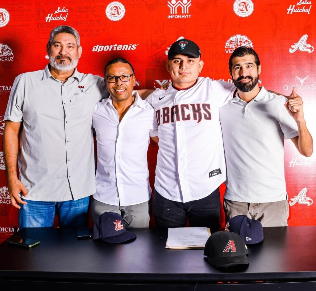 Gerardo Gutiérrez, junto a directivos del club de Arizona