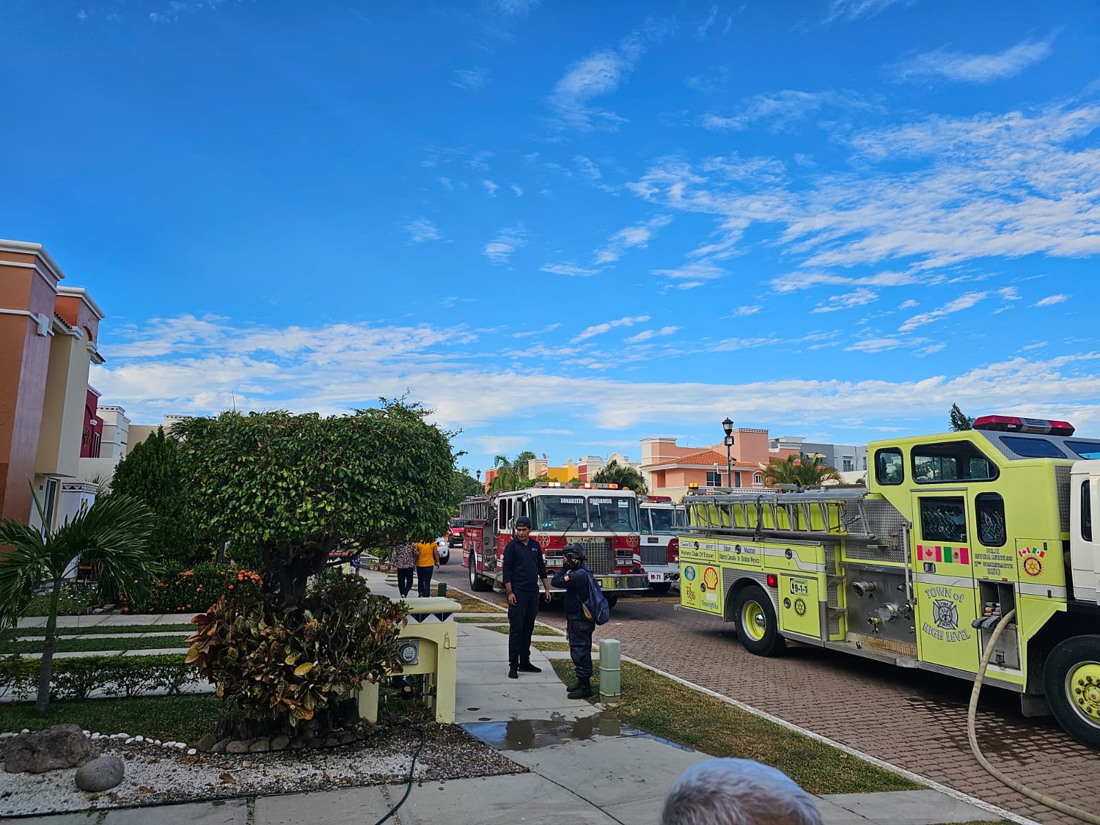 Bomberos llegan a lugar del incendio