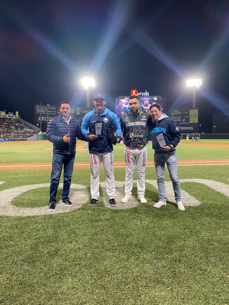 Rafael Córdova y Jesse Castillo recibieron de forma simultánea los premios de MVP RSN en el Kuroda Park