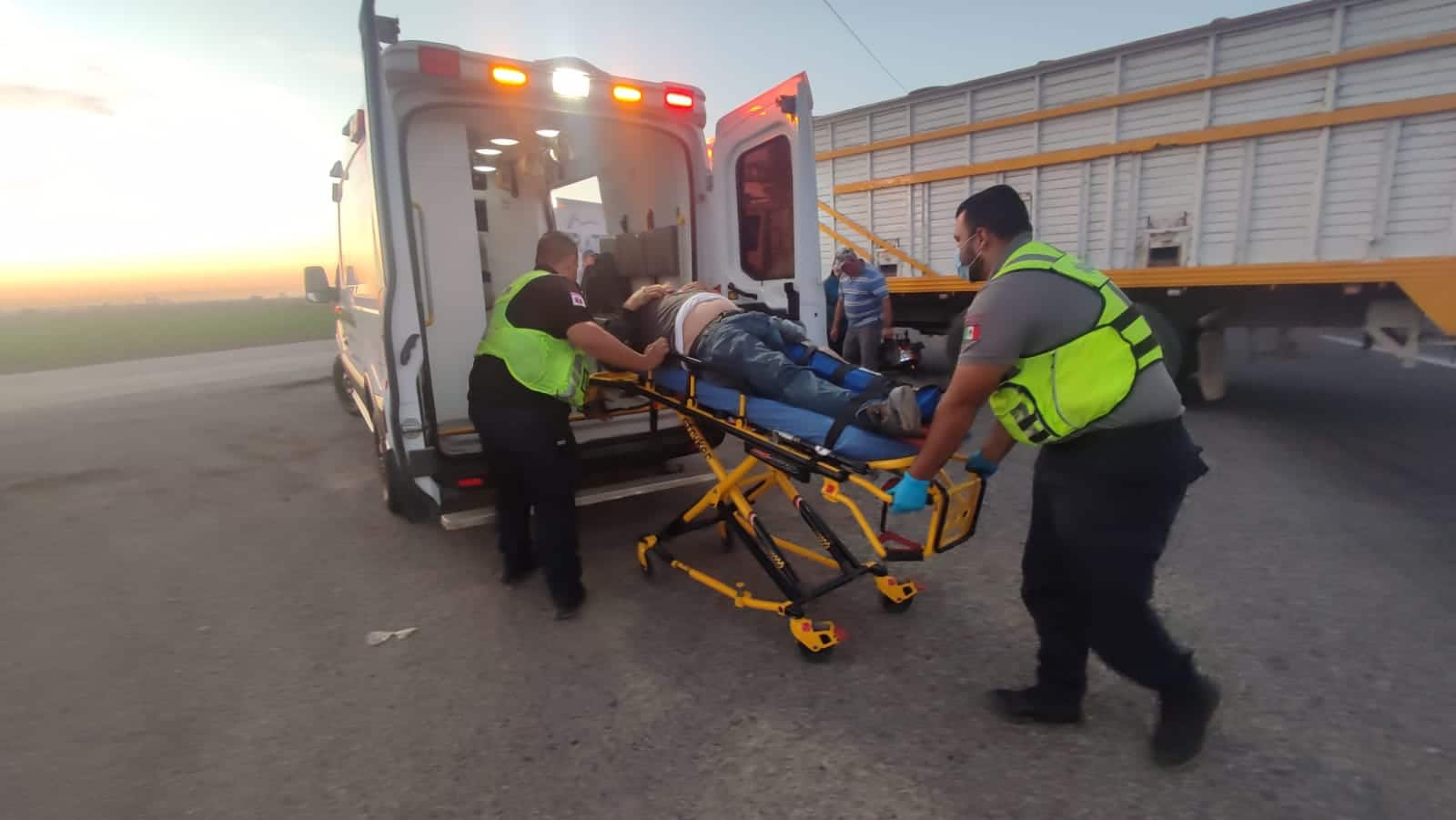 Paramédicos de Summa trasladando en ambulancia al motociclista herido