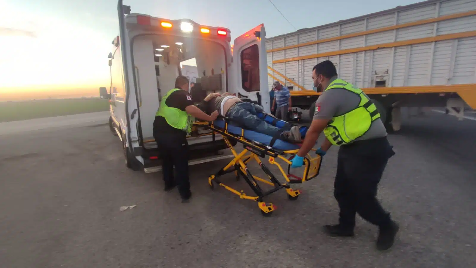 Paramédicos de Summa trasladando en ambulancia al motociclista herido