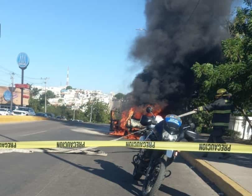 Bomberos presentes en el lugar del incendio