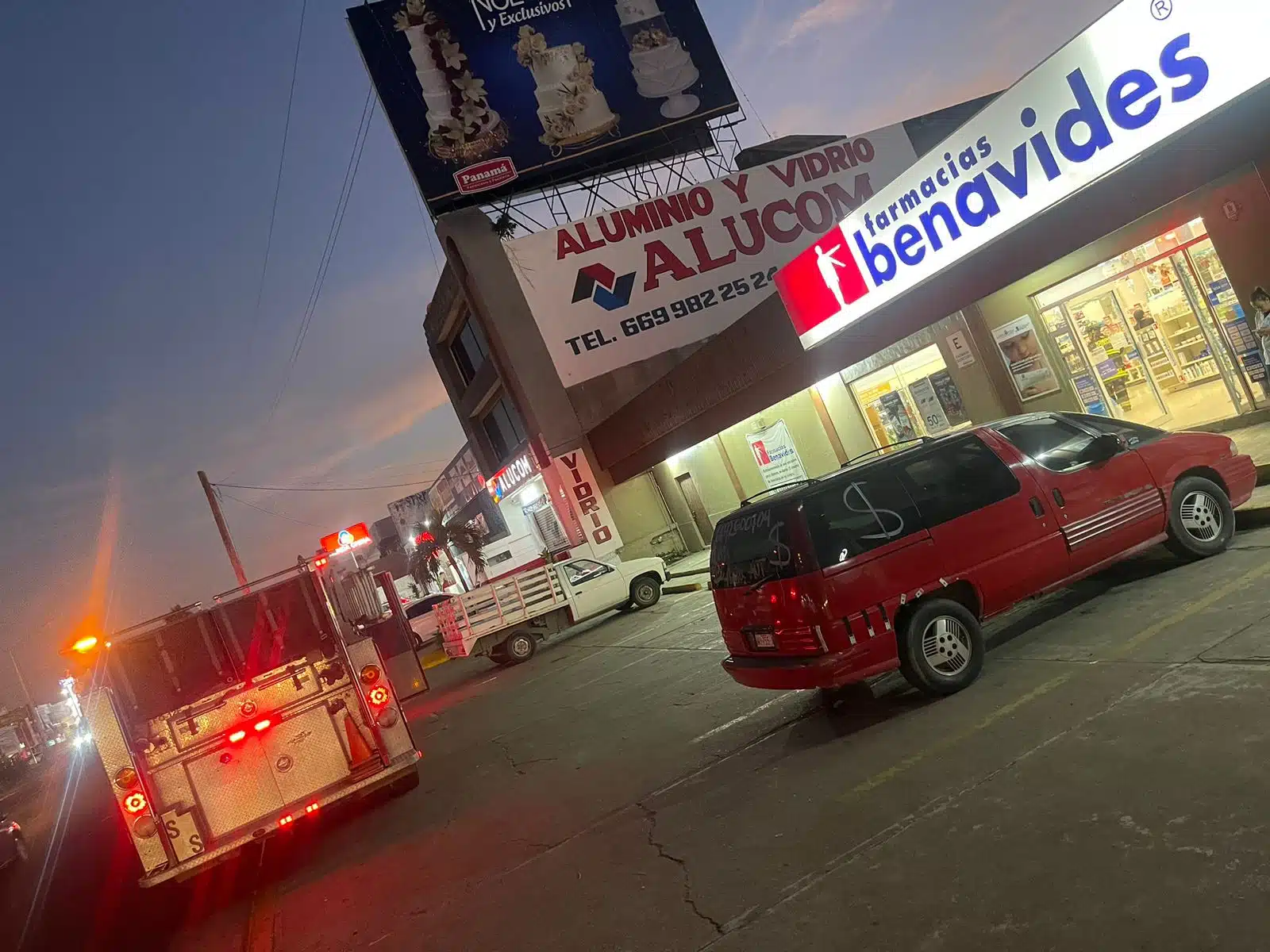 Camión de Bomberos afuera de la farmacia en la que se reportó el olor a tíner