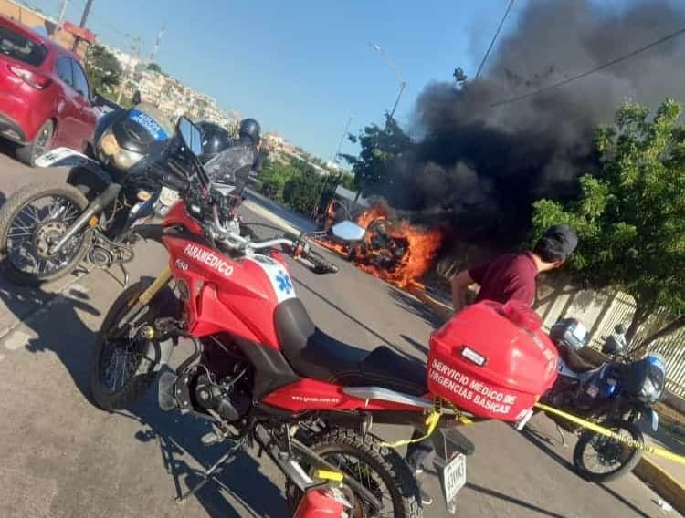 Bomberos presentes en el lugar del incendio