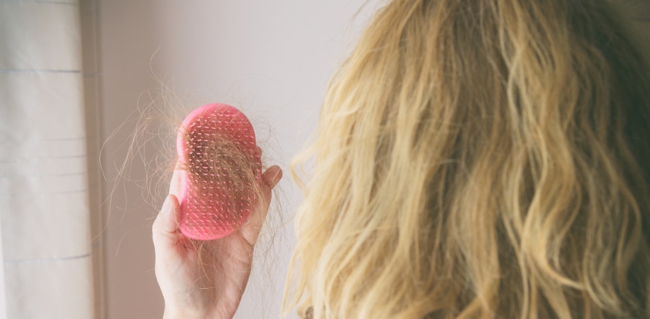 mujer con cabello largo