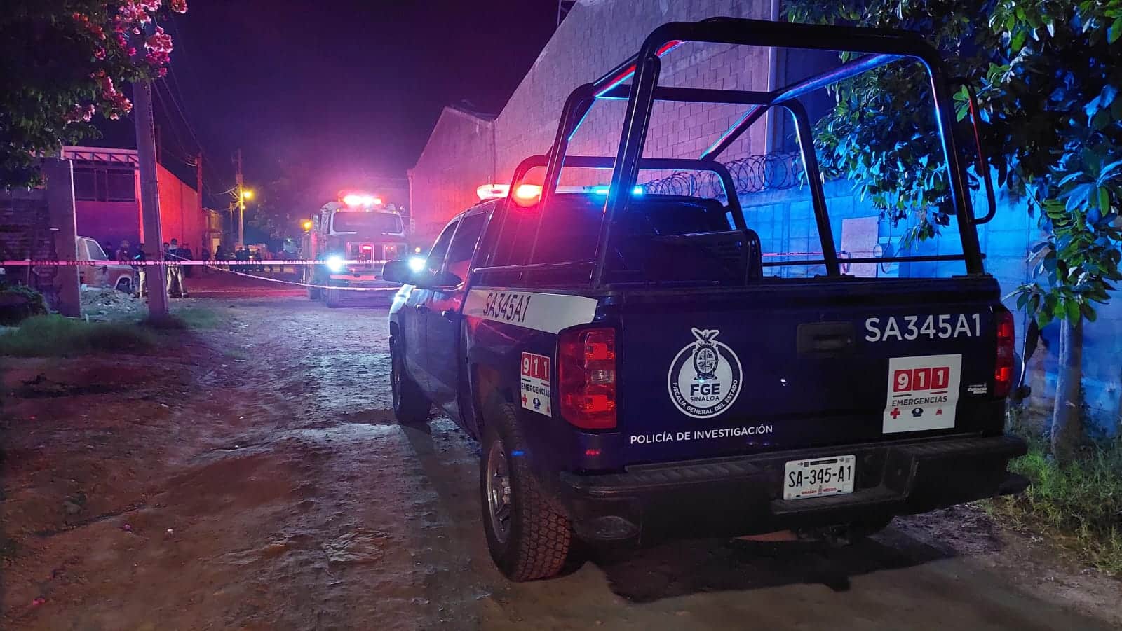 El cuerpo fue localizado dentro de una camioneta Ram, color rojo.