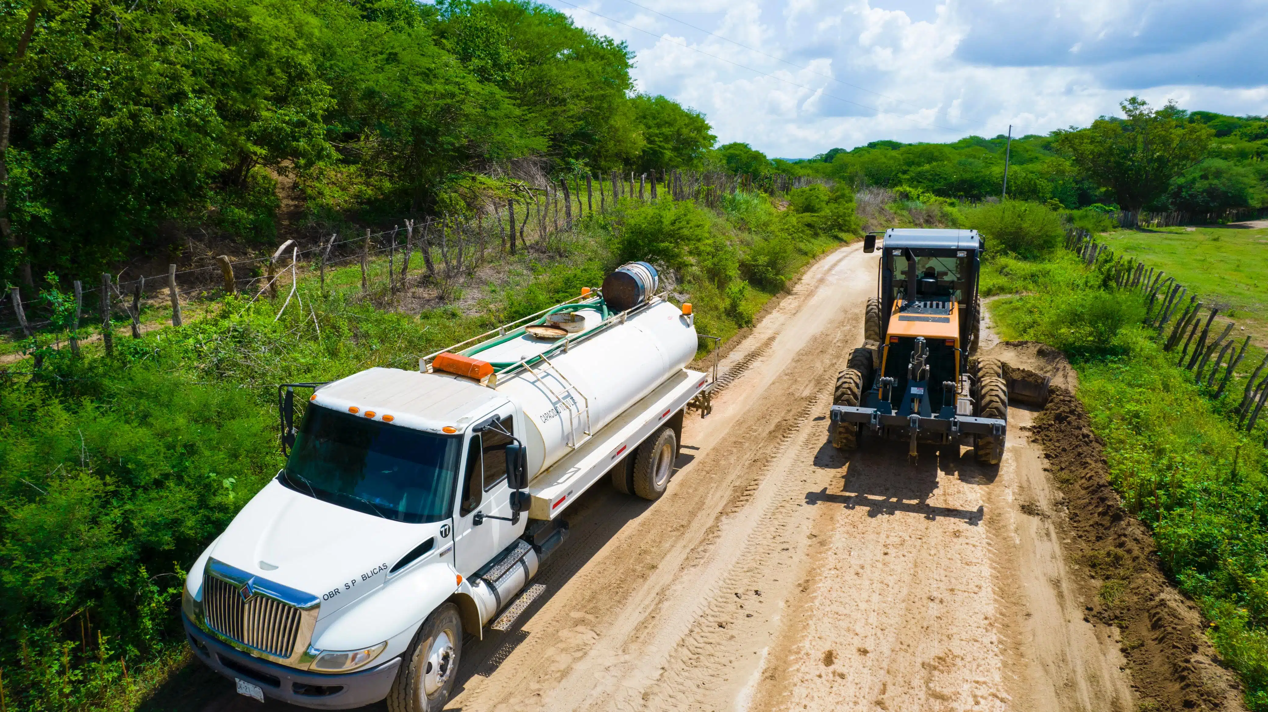 Reparan caminos rurales en Mazatlán.