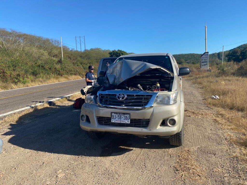 Accidente de dos jóvenes de Culiacán por la carretera libre Mazatlán-Culiacán, adelante de la sindicatura de El Quelite