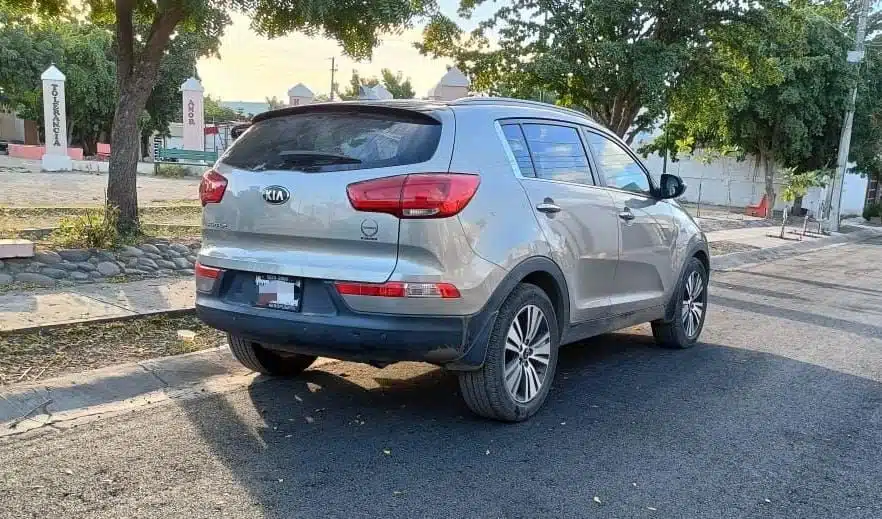 La camioneta Kia de reciente modelo recuperada por los policías.