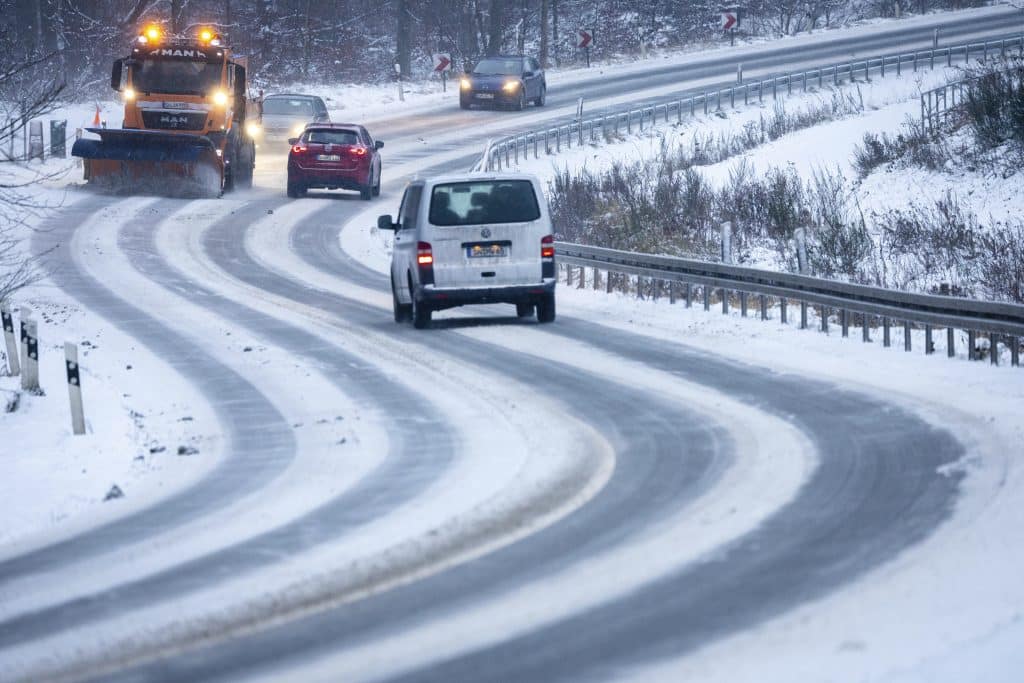 Carretera cubierta de nieve en Alemania