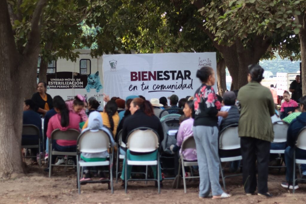 Vecinos de La Despensa durante la jornada de Bienestar en tu Comunidad