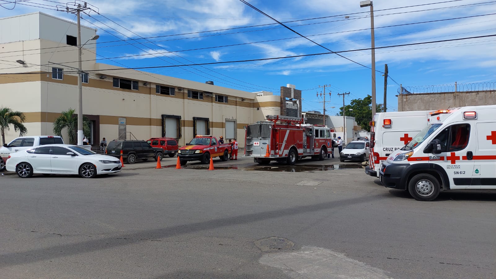 Personal de Bomberos y Cruz Roja a las afueras de la planta congeladora