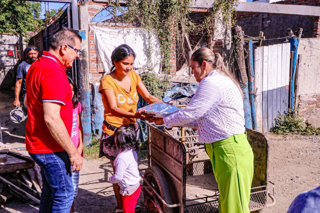 Autoridades entregando comida