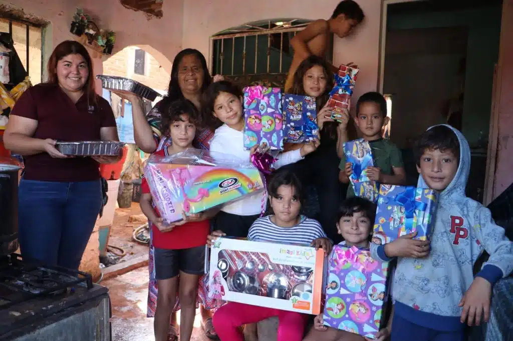 Personas recibiendo alimentos y juguetes de Sistema DIF Mazatlán y gobierno municipal