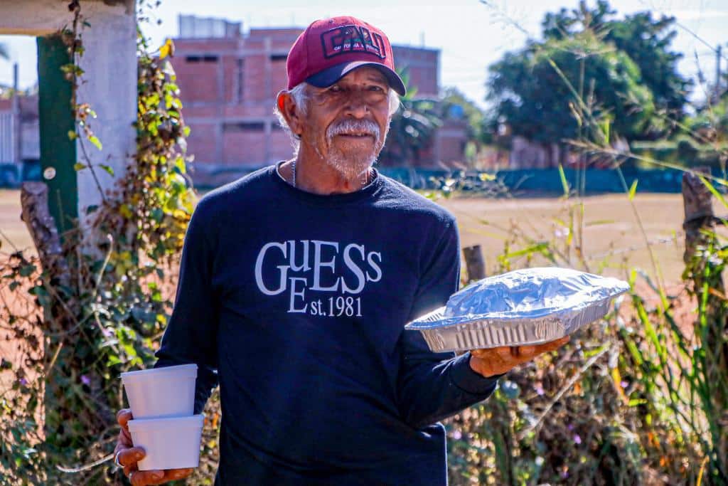 Persona recibiendo alimentos de Sistema DIF Mazatlán y gobierno municipal