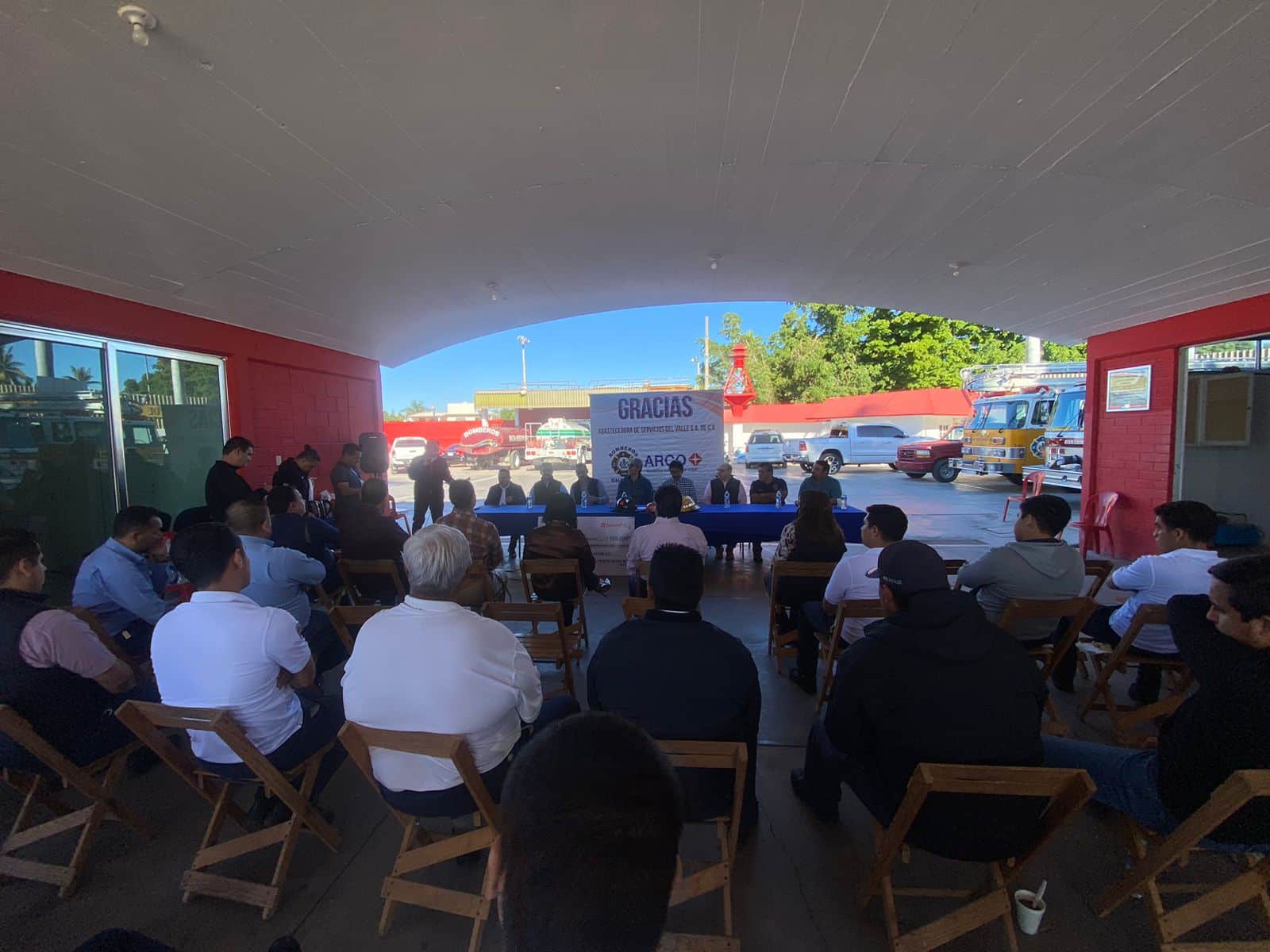 Grupo ASVA-Arco hace entrega de donatiivo a cuerpo de Bomberos de Guasave y a Cruz Roja Mexicana.